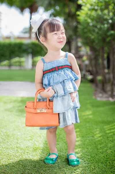 Pouco asiático menina com bolsa Fotografias De Stock Royalty-Free
