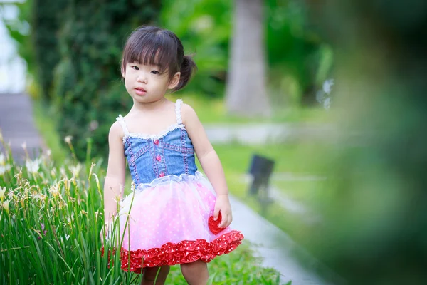 Petite fille asiatique dans le jardin — Photo