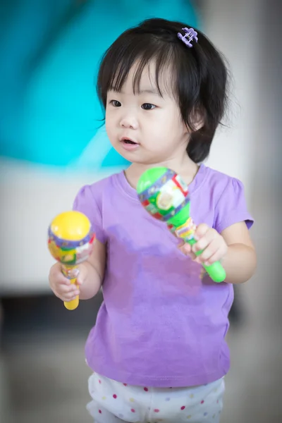 Little asian girl with maracas — Stock Photo, Image