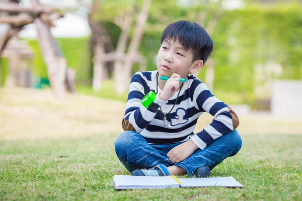 Lilla asiatiska pojke allvarligt läxor — Stockfoto