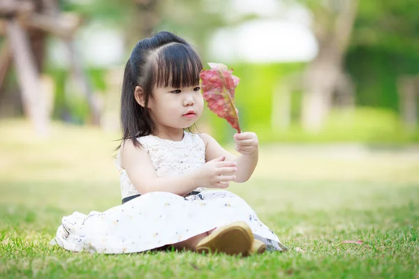 Malá Asiatka v zahradě — Stock fotografie
