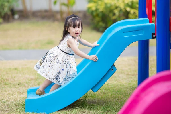 Pouco ásia menina no o playground Imagens Royalty-Free