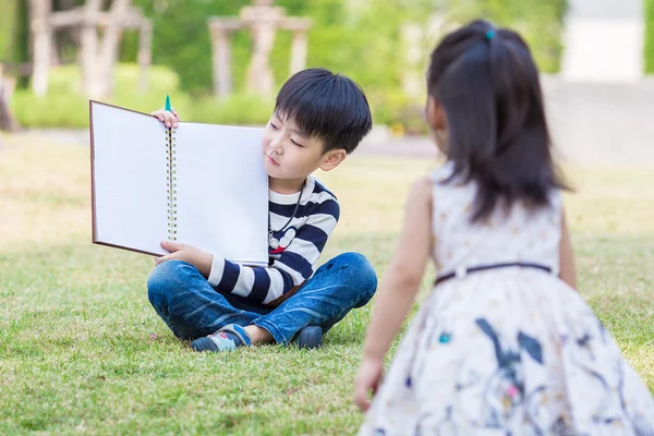 Asiático hermano y hermana con el libro Fotos de stock