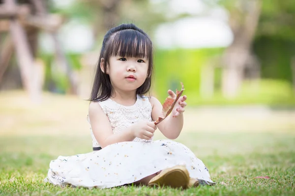 Pequeña chica asiática en el jardín Imágenes de stock libres de derechos