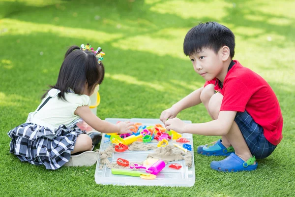 Asiatiska bror och syster spela sand — Stockfoto