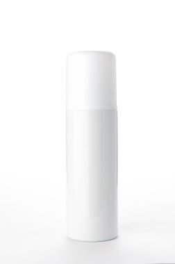 Metalik sprey şişe beyaz zemin üzerine