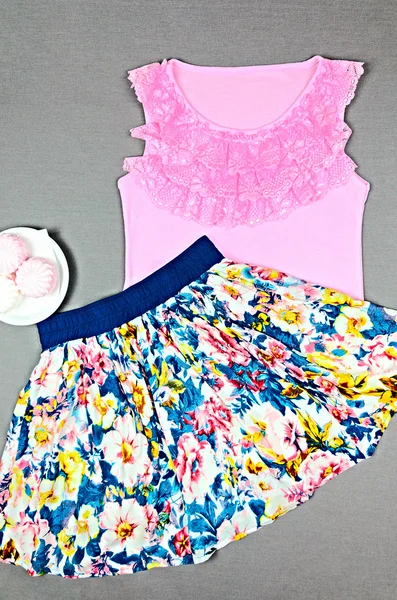 Blusa rosa com renda e saia com estampa floral em backgr cinza — Fotografia de Stock