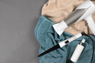 Kuaförlük araçları (beyaz saç kurutma makinesi, saç spreyi, wan curling koni