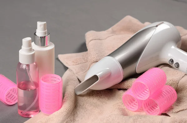 Ferramentas de estilo de cabelo (secador de cabelo branco, spray de cabelo, curler, spray) o — Fotografia de Stock