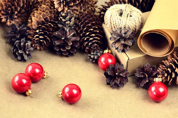 Materiales naturales para la decoración navideña artesanal (papel, p — Foto de Stock