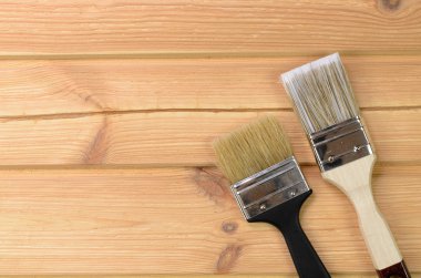 Ahşap boyanmamış yüzeyinde yağlı boya fırçaları