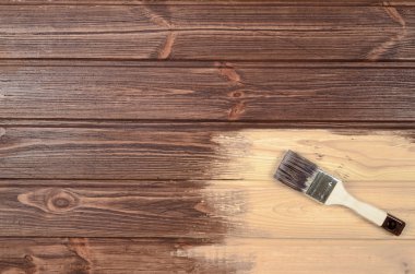 Ahşap yüzeyleri bir fırça ile boyama işlemi. Bitmemiş p