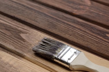 Ahşap yüzeyleri bir fırça ile boyama işlemi. Bitmemiş p