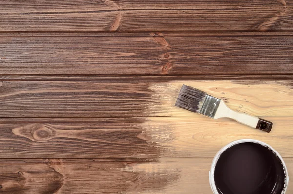 Процес фарбування дерев'яних дощок пензлем і коричневим — стокове фото