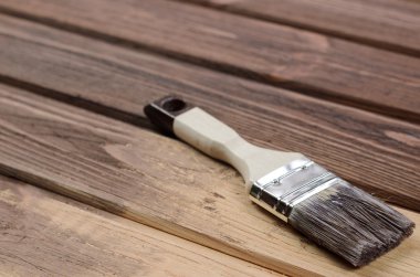 Ahşap yüzeyleri bir fırça ile boyama işlemi