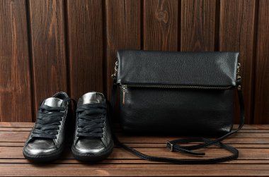 Deri üst metalik Bayan Ayakkabı ve siyah deri çanta üzerinde bro