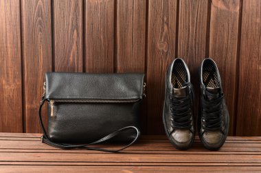 Deri üst metalik Bayan Ayakkabı ve siyah deri çanta üzerinde bro