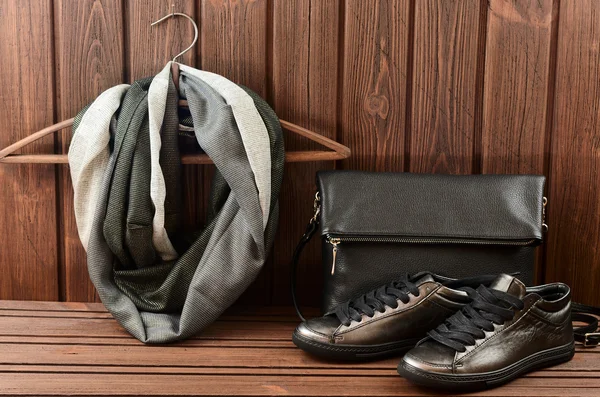 가죽 위 금속 여자 신발, 스카프와 검은 가죽 가방 — 스톡 사진