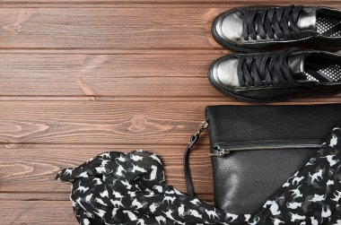 Deri üst metalik trendy Bayan Ayakkabı, eşarp ve siyah leat