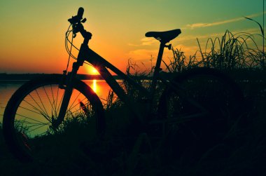 Bisiklet ve günbatımı
