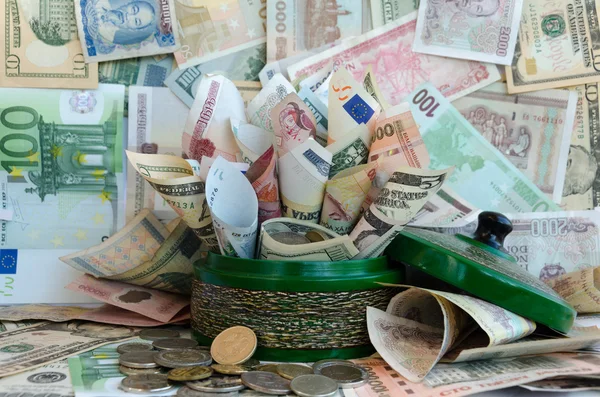 Bir sürü para yeşil para kutusunda — Stok fotoğraf