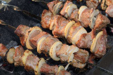 Üzerinde metal şiş ızgara domuz eti