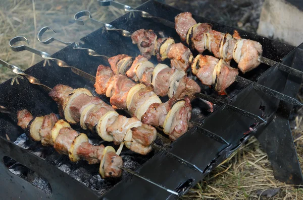 Carne de porco grelhando em espeto de metal — Fotografia de Stock