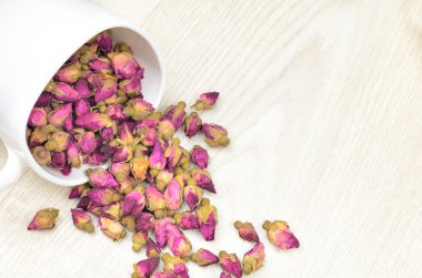 Güller üzerinde ahşap masa dağınık bir beyaz fincan