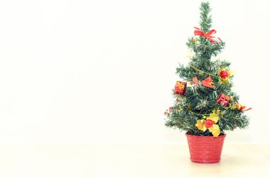 Süslenen hafif bir arka plan üzerinde Noel ağacı