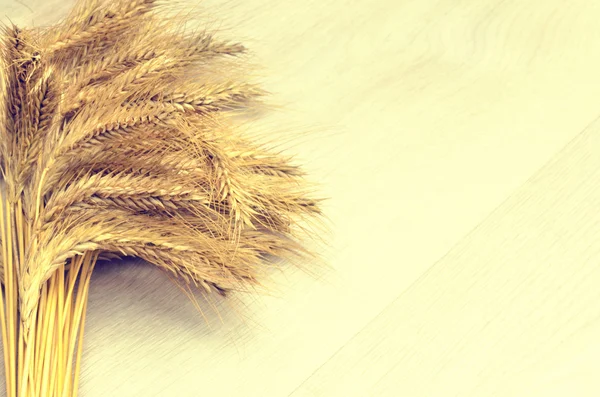 Ears of wheat on wooden background — Stock Photo, Image