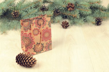 Mavi ladin, koni ve kağıt hediye çanta alışveriş dalları