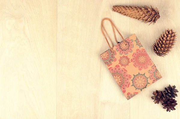 전나무 콘과 종이 선물 가방 쇼핑 — 스톡 사진