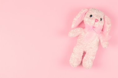 kız gibi yumuşak oyuncak pembe nazik bir arka plan üzerinde