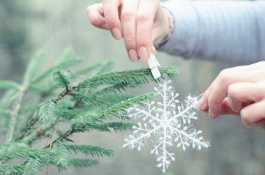 Kadın el Noel dekorasyonu açık oluşturma