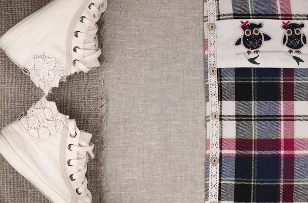 Sneakers donna e camicia scozzese con inserto in pizzo. lacca alla moda — Foto Stock