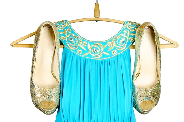 Ouro sapatos de salto alto e vestido azul com destaque ouro no th — Fotografia de Stock