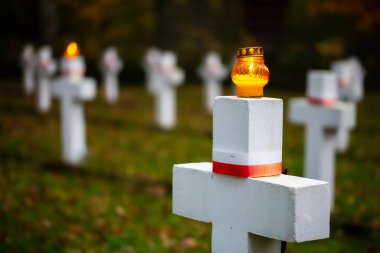 Kampinos Ulusal Parkı, Granica 'daki askeri mezarlıkta haçlardaki mumlar.