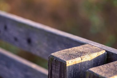 Tahta terasın korkuluklarına yakın çekim.