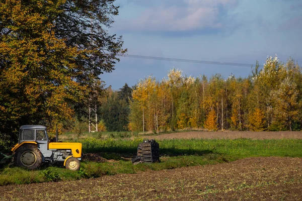 Класичний Жовтий Трактор Під Час Польових Робіт — стокове фото