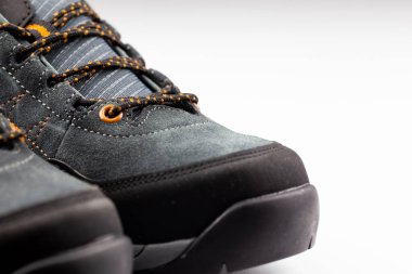 Beyaz arka planda izole edilmiş yürüyüş ayakkabıları. Yine de yapay ışık.