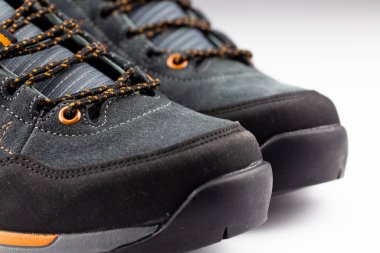 Beyaz arka planda izole edilmiş yürüyüş ayakkabıları. Yine de yapay ışık.