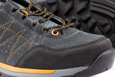 Yürüyüş ayakkabılarının ayrıntıları. Yine de yapay ışık.