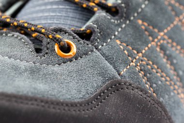 Yürüyüş ayakkabılarının ayrıntıları. Yine de yapay ışık.