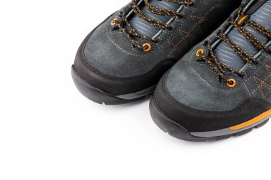 Beyaz arka planda izole edilmiş yürüyüş ayakkabıları. Yine de yapay ışık.