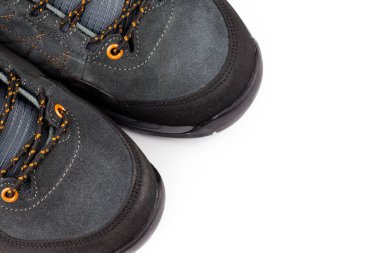 Beyaz arka planda izole edilmiş yürüyüş ayakkabıları. Yine de yapay ışık.