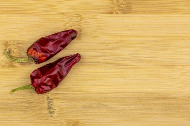 Kesme tahtasında kırmızı biber.