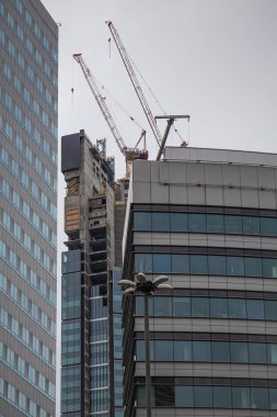 Şehirde yeni gökdelenler inşa ediliyor. Varşova