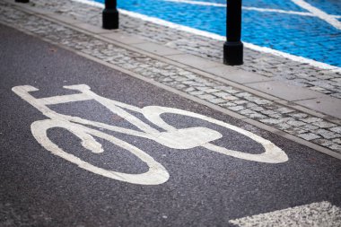 Asfalt yolu üzerinde yatay işaretler