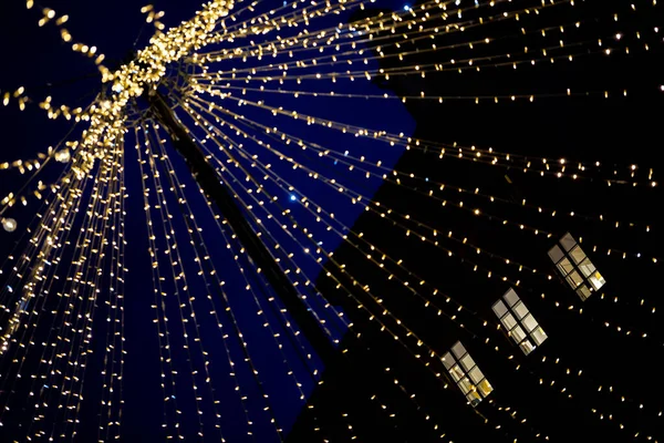 Festliche Lichtergirlanden Abend Auf Dem Stadtplatz — Stockfoto