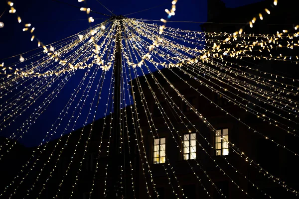 Festliche Lichtergirlanden Abend Auf Dem Stadtplatz — Stockfoto